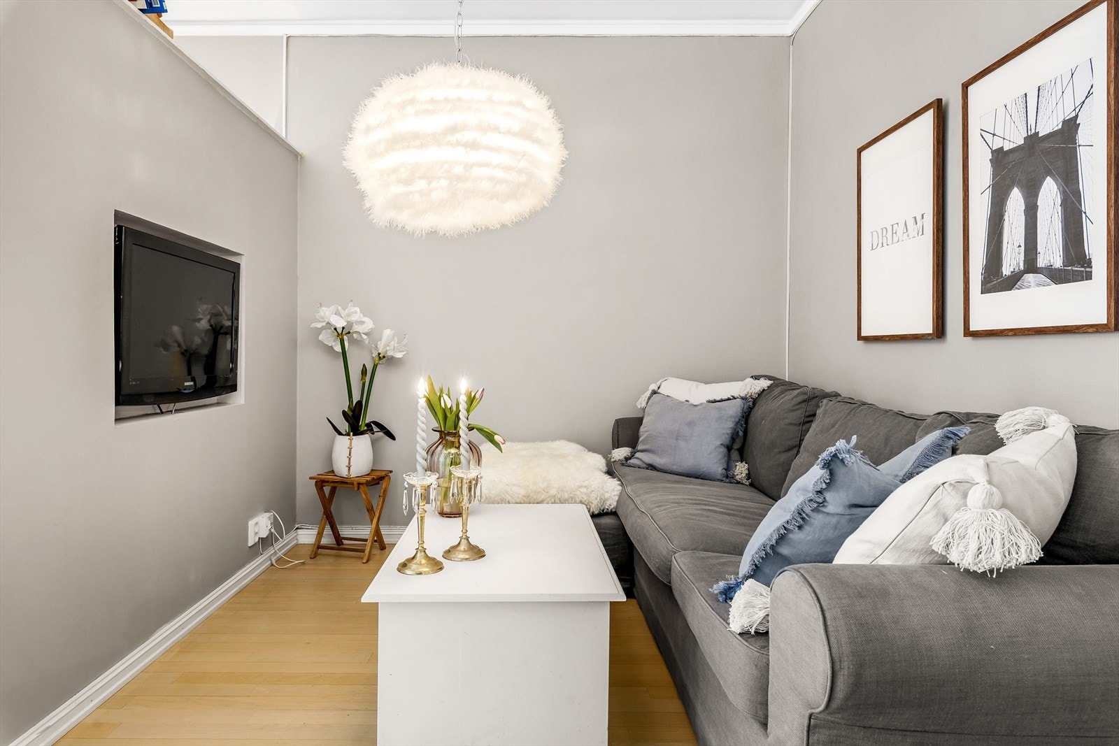 I stuen har man god plass til sofa og øvrig stuemøblement. Galleribilde