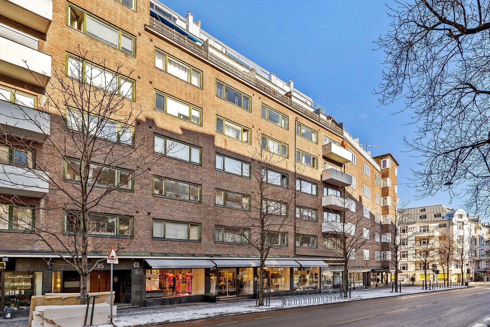 Ta heisen ned fra 3. etasje og du befinner deg i et av Oslos tryggeste og mest eksklusive områder. Galleribilde