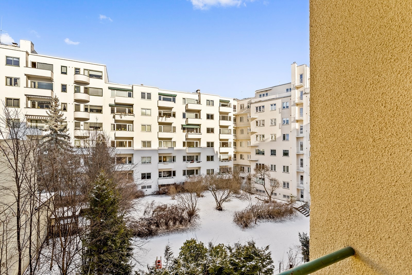 Utsikt fra felles balkonger som befinner seg mellom etasjene. Galleribilde