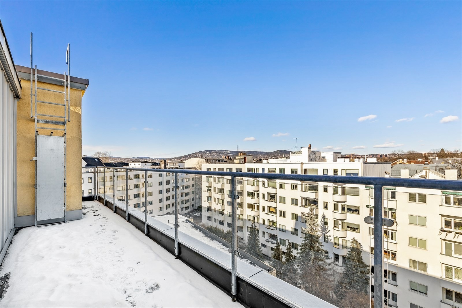 Felles takterrasse med flott utsyn. Galleribilde