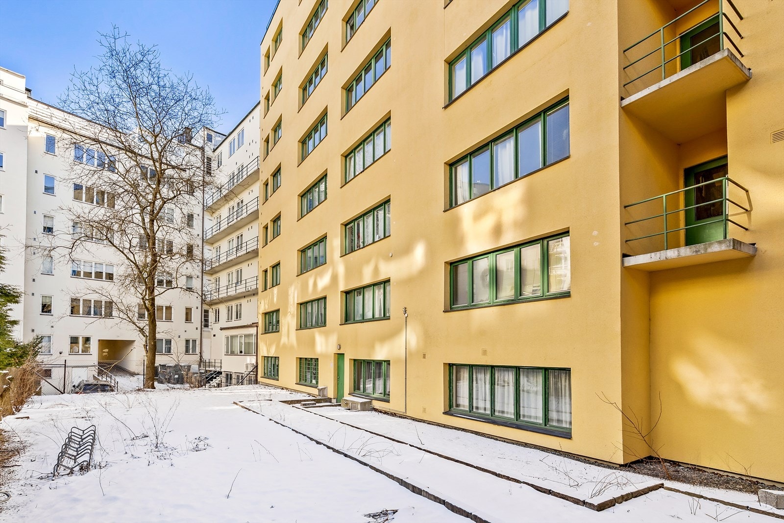 Koselig og stille bakgård. Galleribilde