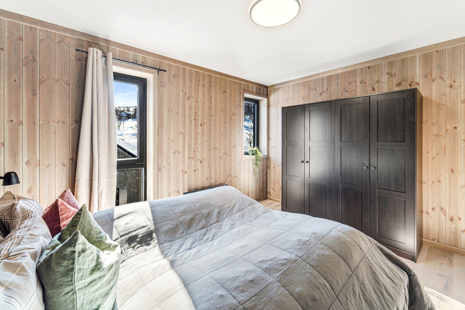Rommet har god plass til dobbeltseng, nattbord og skapinnredning Galleribilde