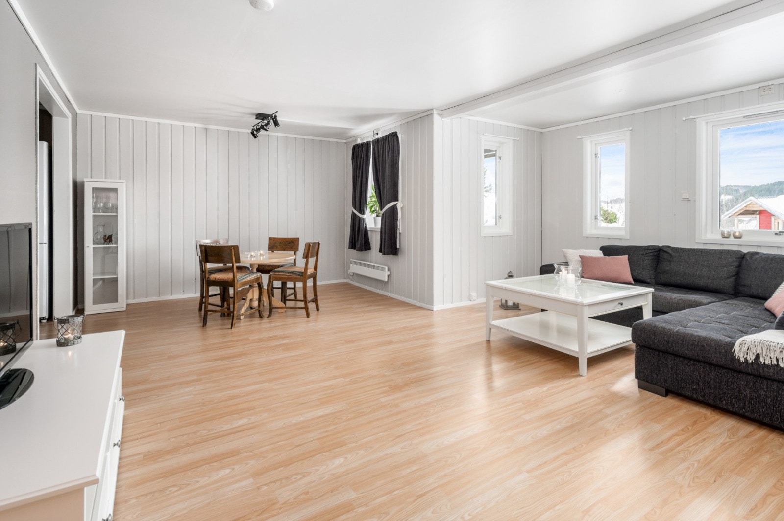 Åpen og lys stue 30 kvm. Galleribilde