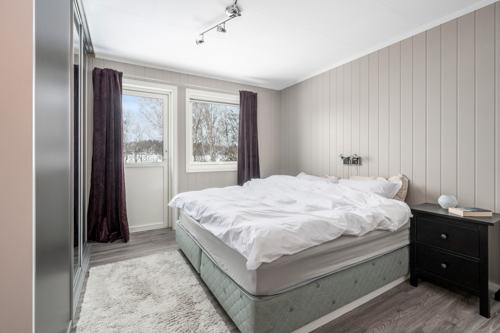 Soverom er innredet med skyvedørsgarderobe, og har utgang til veranda. Galleribilde