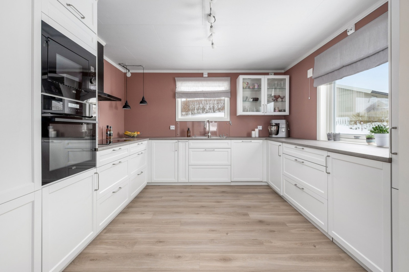 Kjøkkenet har laminat på gulv og malt overflate på vegger. Galleribilde