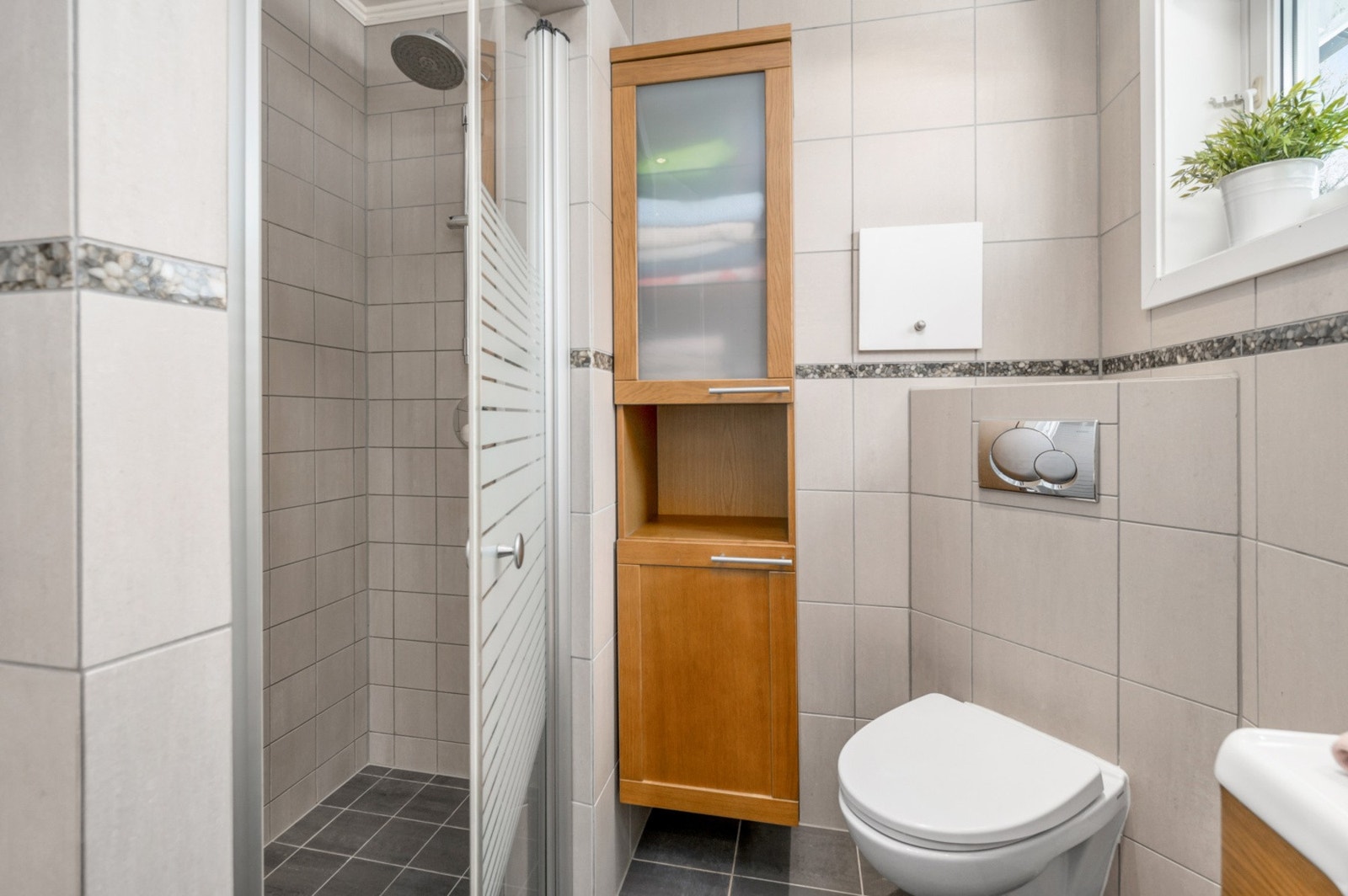 Malt overflate med downlights i himling samt varme i gulv. Galleribilde