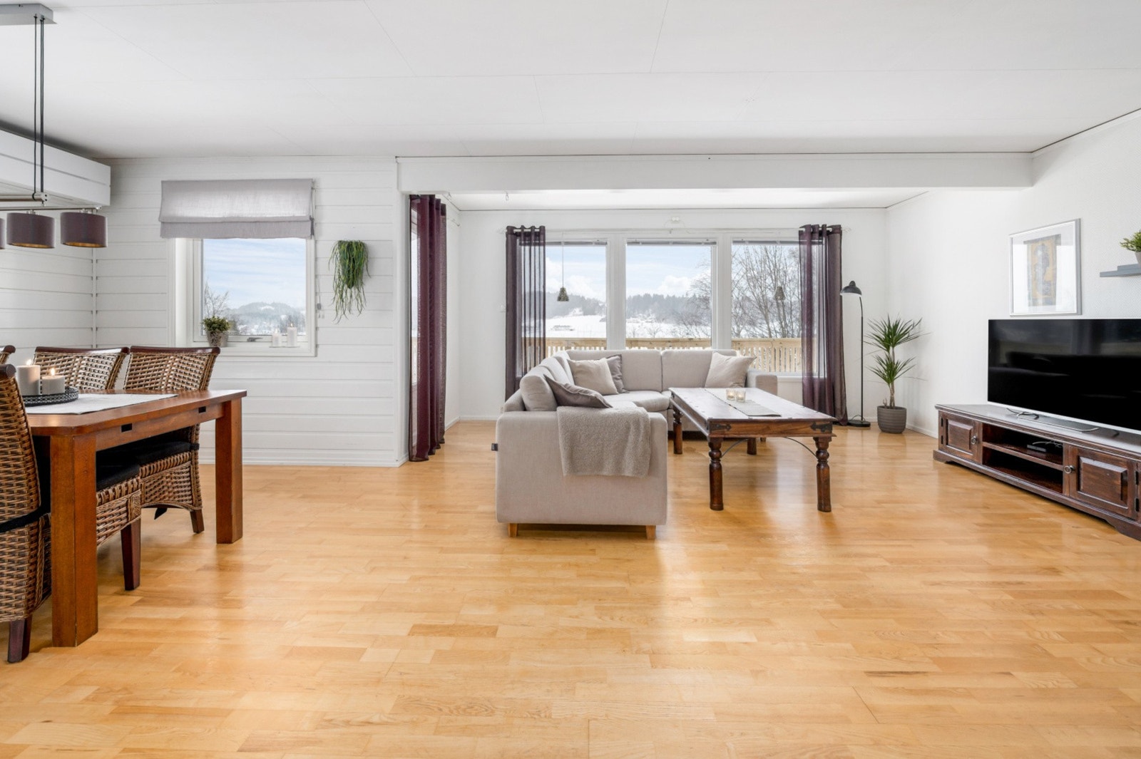 Stuen har god plass til flere sittesoner. Galleribilde