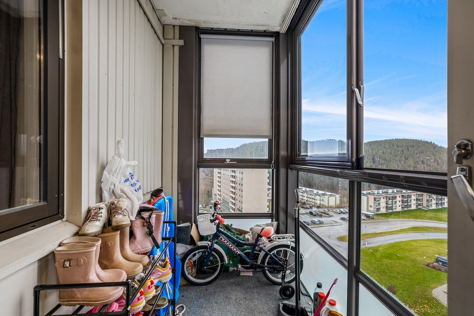 Liten balkong med utgang fra kjøkken Galleribilde