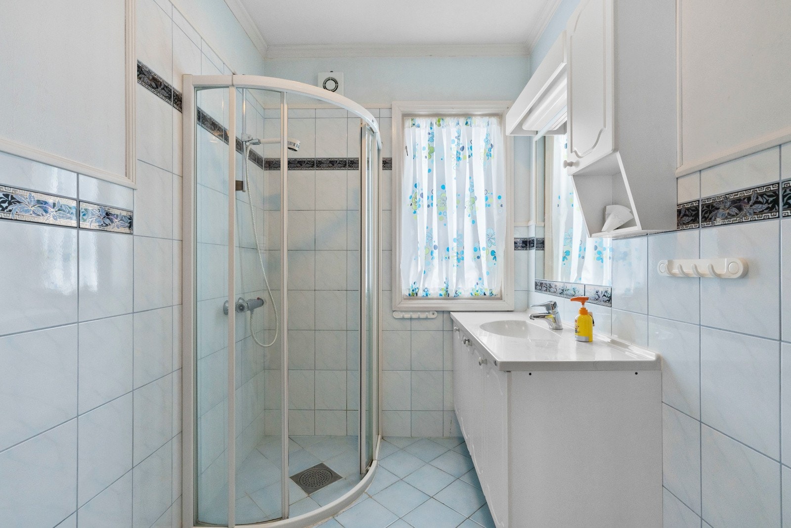 Badet i 1.etg. ble modernisert på 90-tallet og er flislagt på gulv og vegger Galleribilde