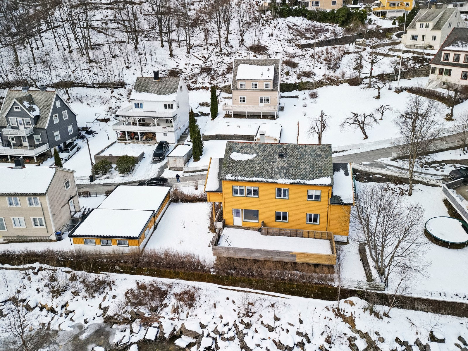 Hel tomannsbolig med tilhørende garasje Galleribilde