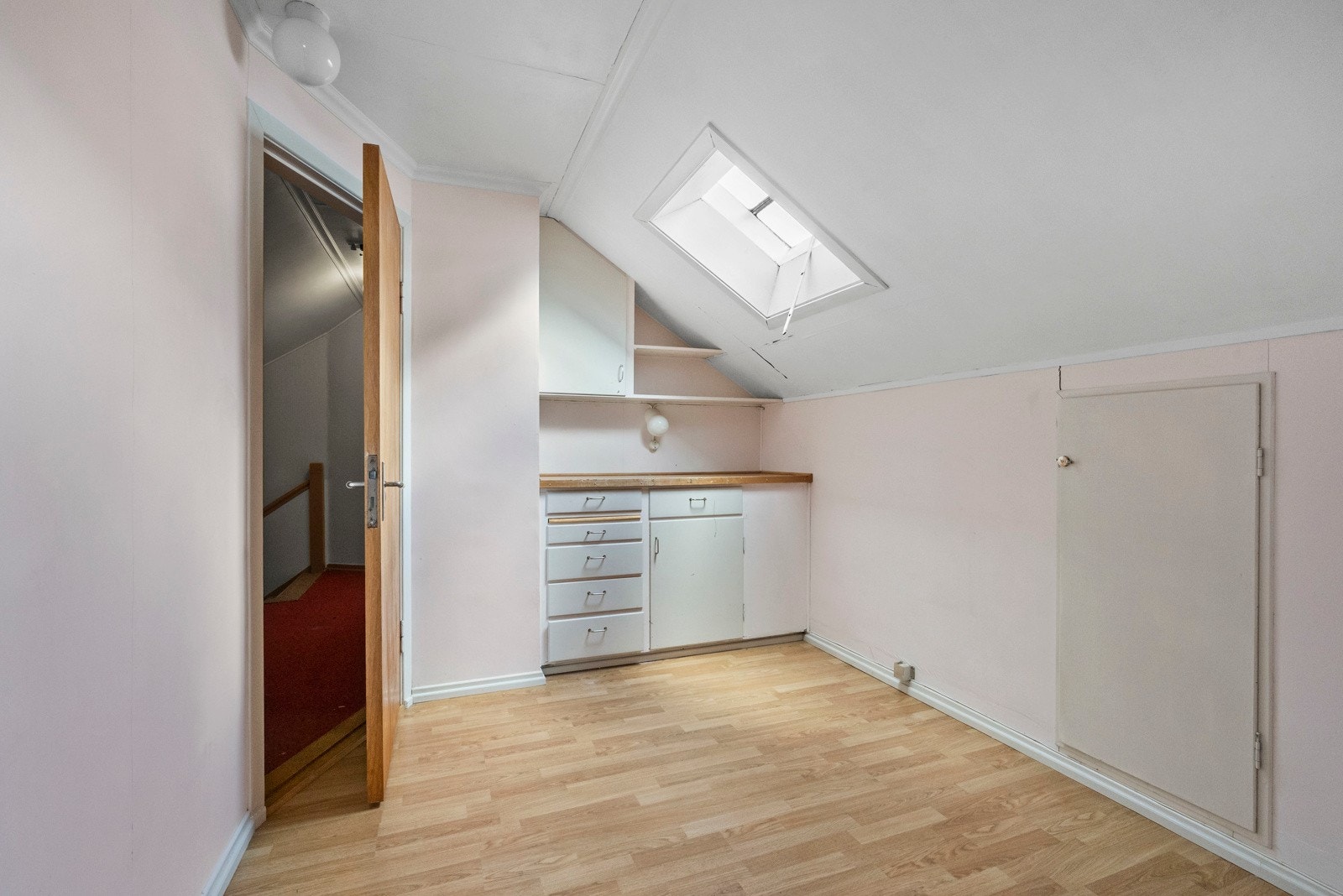 På loftet er det innreda med gang og 2 soverom Galleribilde