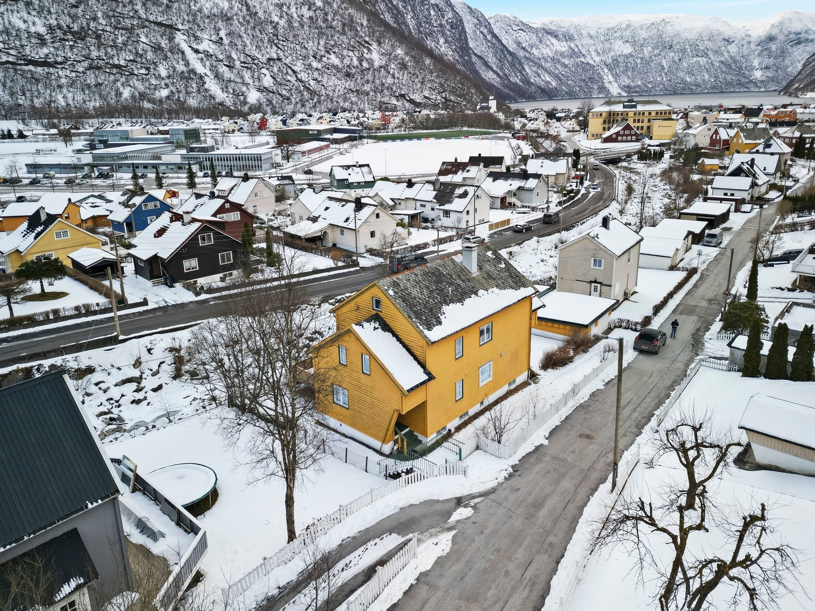 Fra eiendommen er det gangavstand til skole, barenhage, idrettsanlegg, butikker mm. i sentrum Galleribilde
