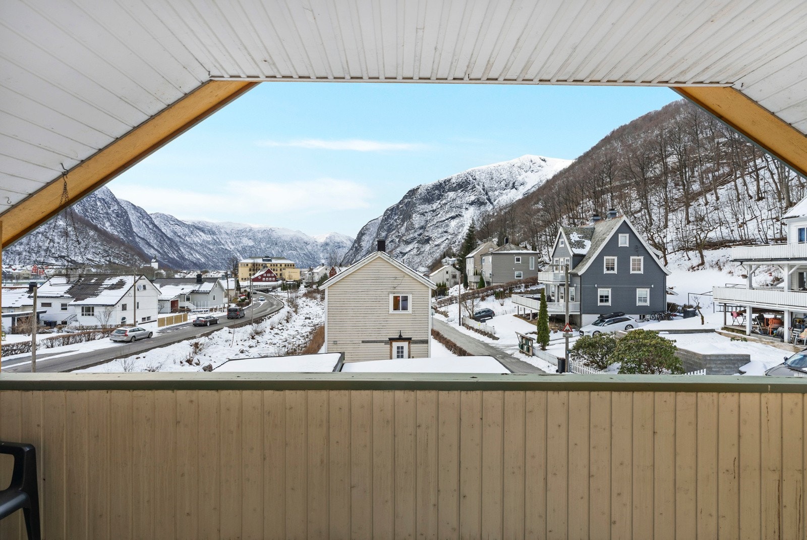 Takoverbygget balkong med utsikt nedover bygda Galleribilde