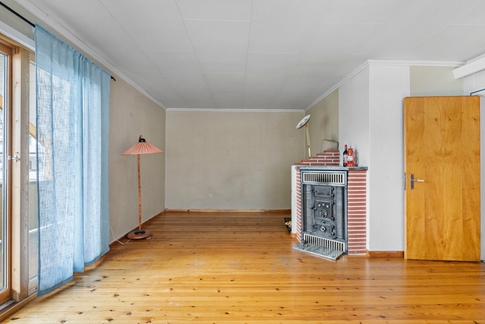 Stue med adkomst ut til sørvendt balkong Galleribilde