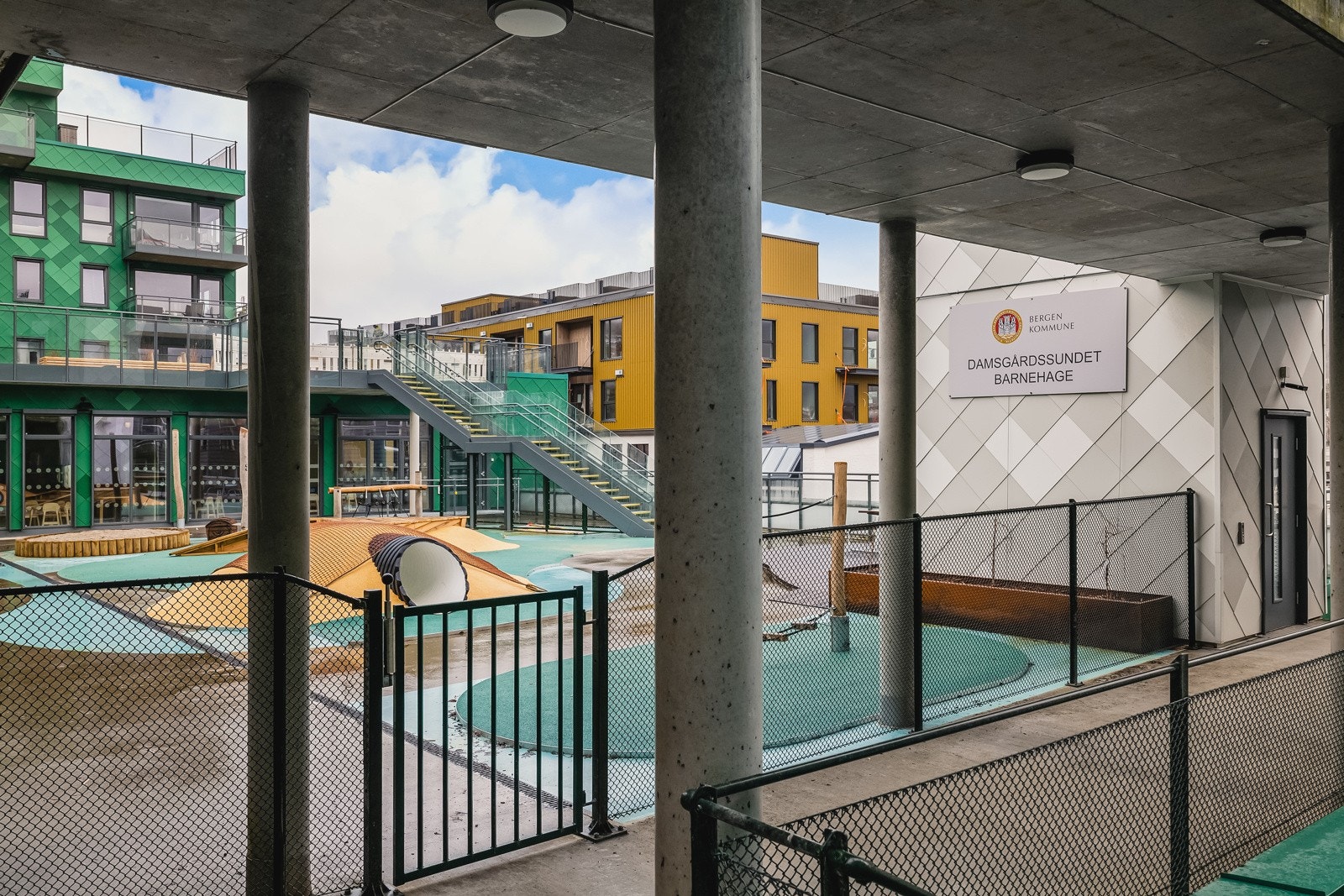 Barnehagen sitt lekeområedet kan disponeres av sameiet sine medlemmer etter deres åpningstider. Galleribilde