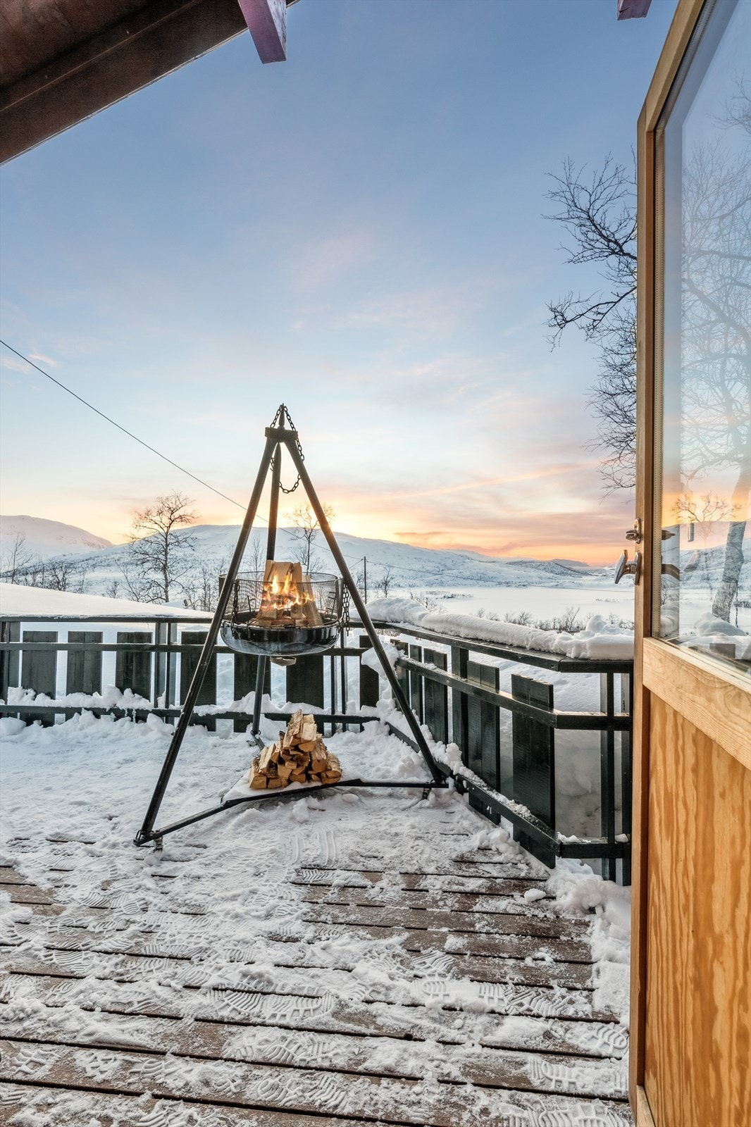 Stuen har utgang til et solrikt vestvendt uteområde med en nydelig utsikt over Umbukta og fjellene rundt Galleribilde