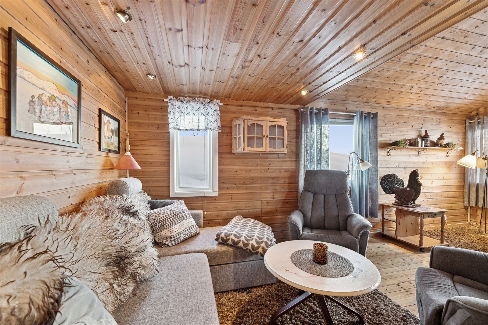 Deler av stuen har belysning med downlights Galleribilde