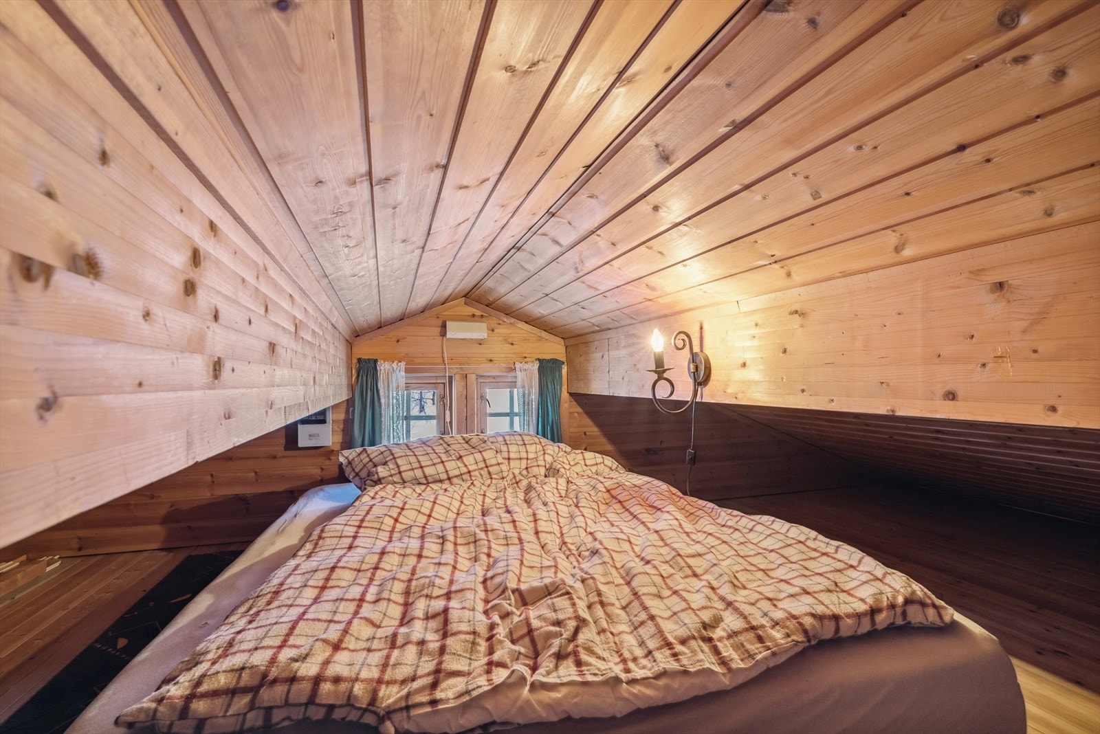 Hems/kryploft er i dag innredet med seng Galleribilde