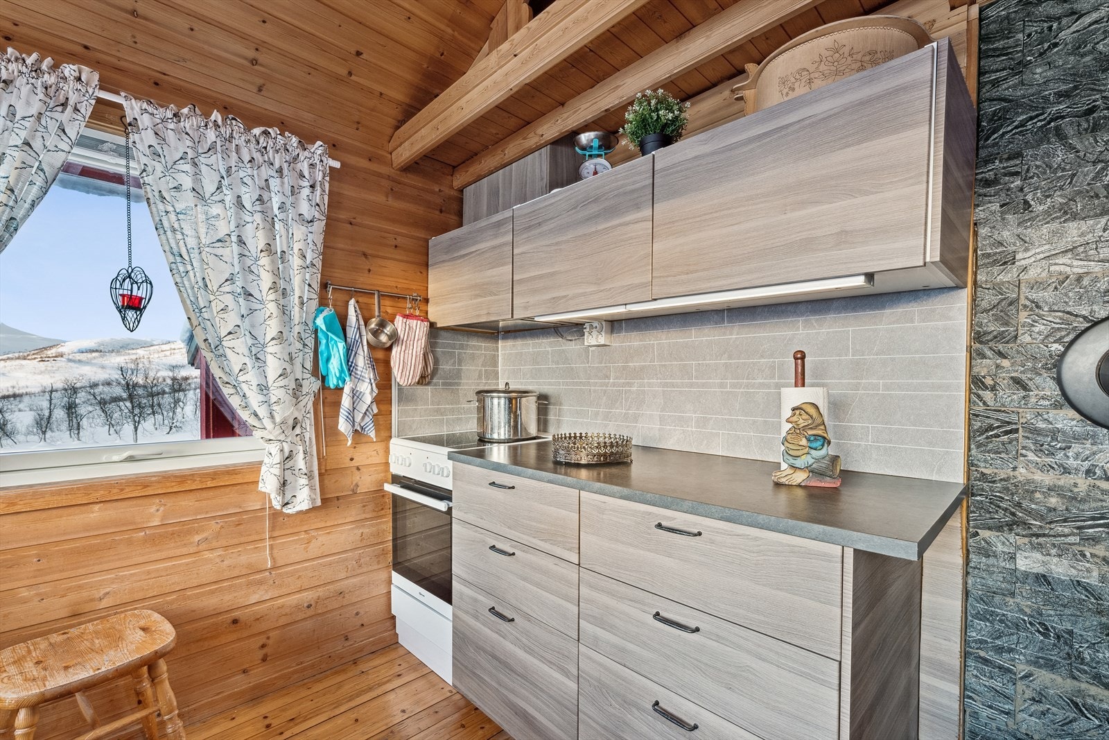 Kjøkkeninnredningen er av typen Ikea fra 2018. Innredningen består av laminerte skrog med slette fronter, laminert benkeplate og kitchenboard på vegg over benkeplate Galleribilde