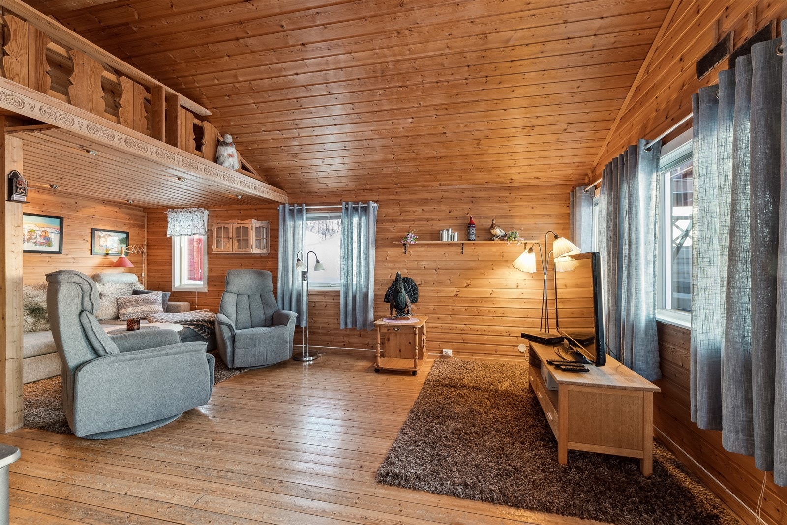 Med god takhøyde og flere vindusflater oppleves rommet som lyst og luftig Galleribilde