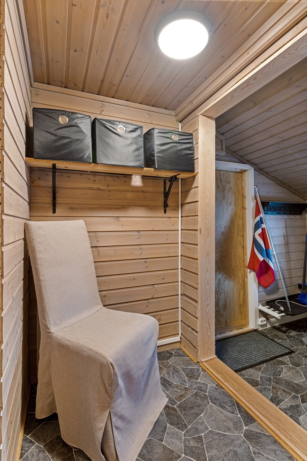 Du har adkomst inn i en romslig gang med god plass til oppbevaring av yttertøy og sko Galleribilde