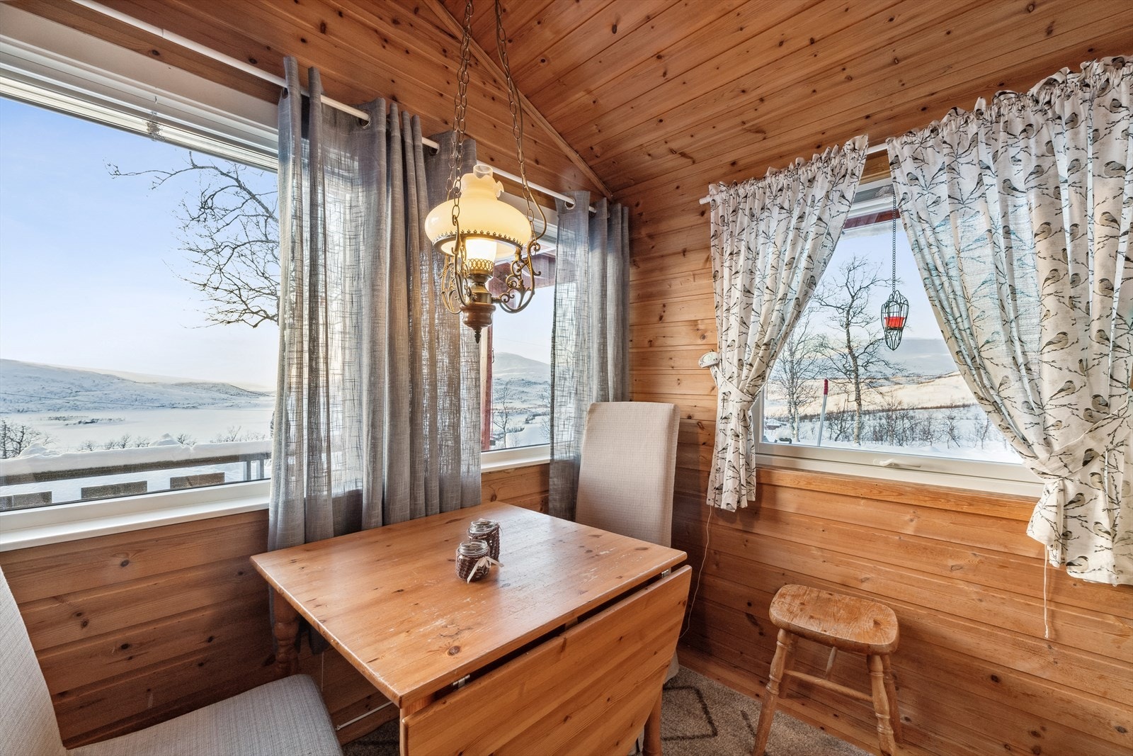 Kjøkkenet ligger i åpen løsning mot stuen og har god plass til spisebord Galleribilde