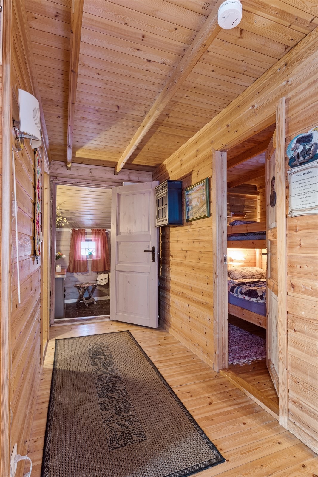 Videre kommer du inn i en mellomgang som knytter alle innvendige rom sammen Galleribilde