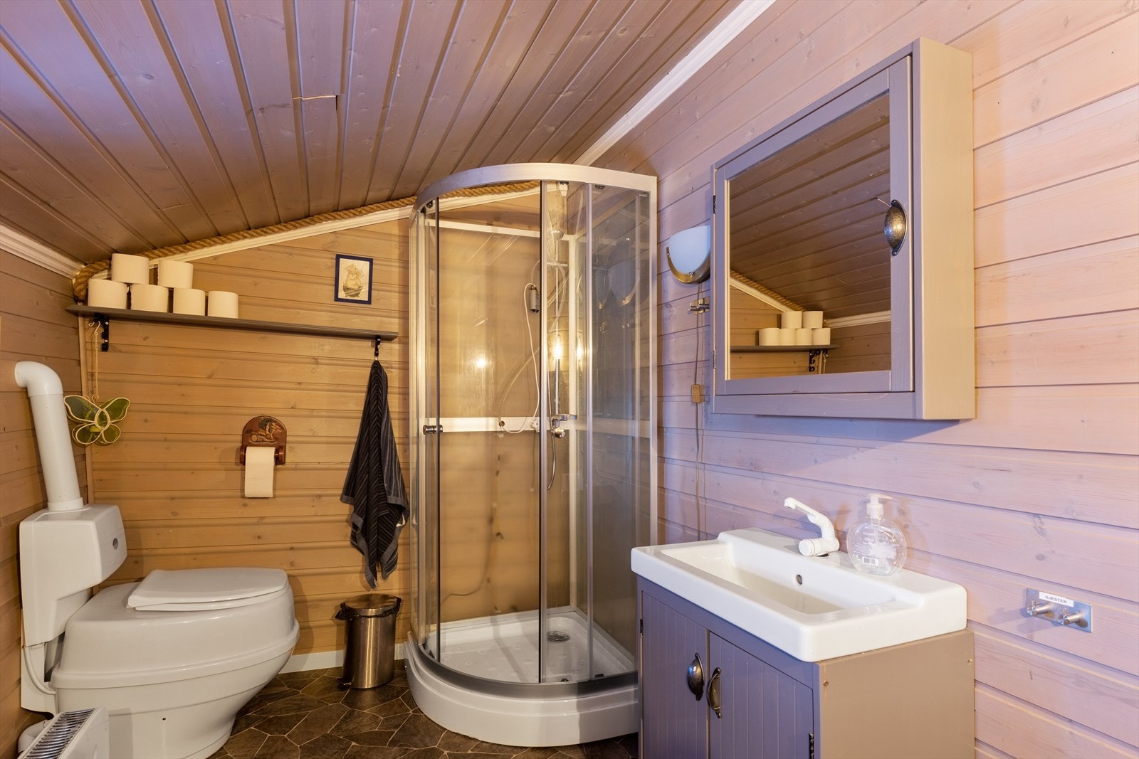 Innredningen består av servant, underskap og overskap m/speilfront Galleribilde