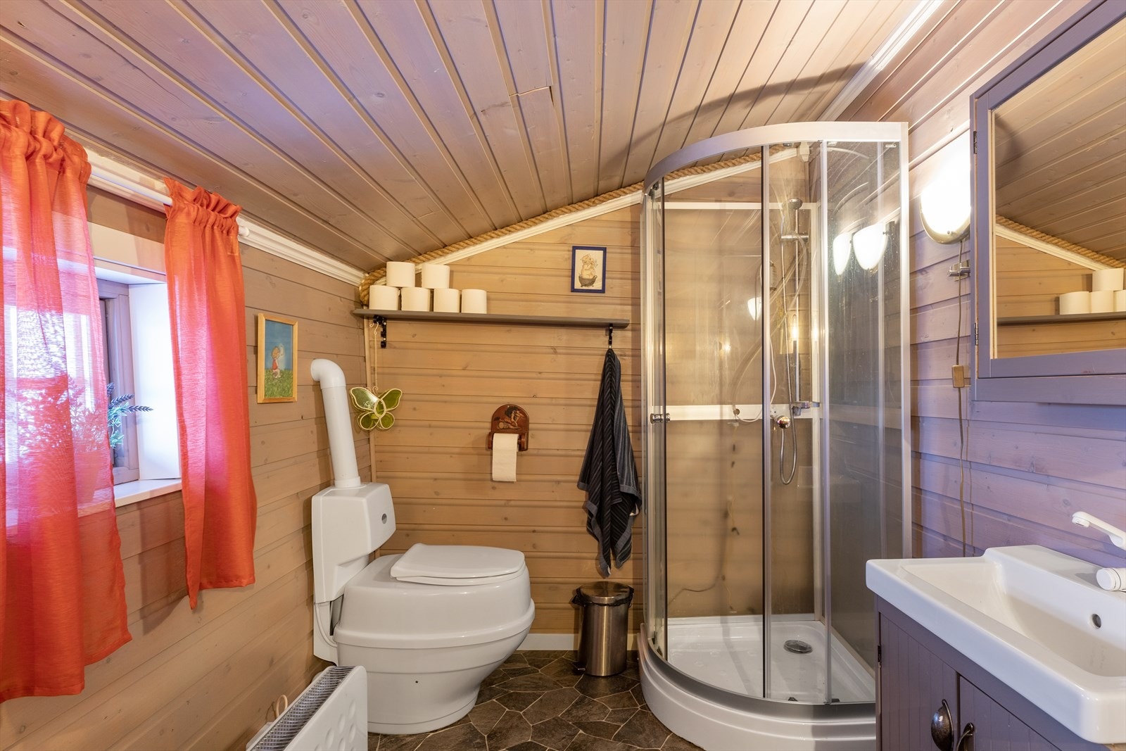 Innredet toalettrom som er innredet med Cinderella forbrenningstoalett, Villa Separett seperasjonstoalett, dusjkabinett og baderomsinnredning Galleribilde