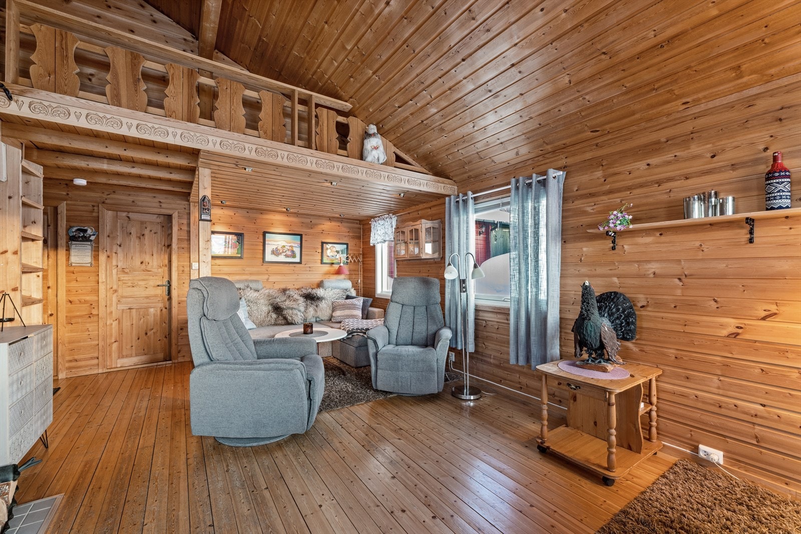 Hytten har tregulv, trehvitt panel på vegger og trehvitt panel i himling, noe som virkelig gir den gode hyttefølelsen Galleribilde