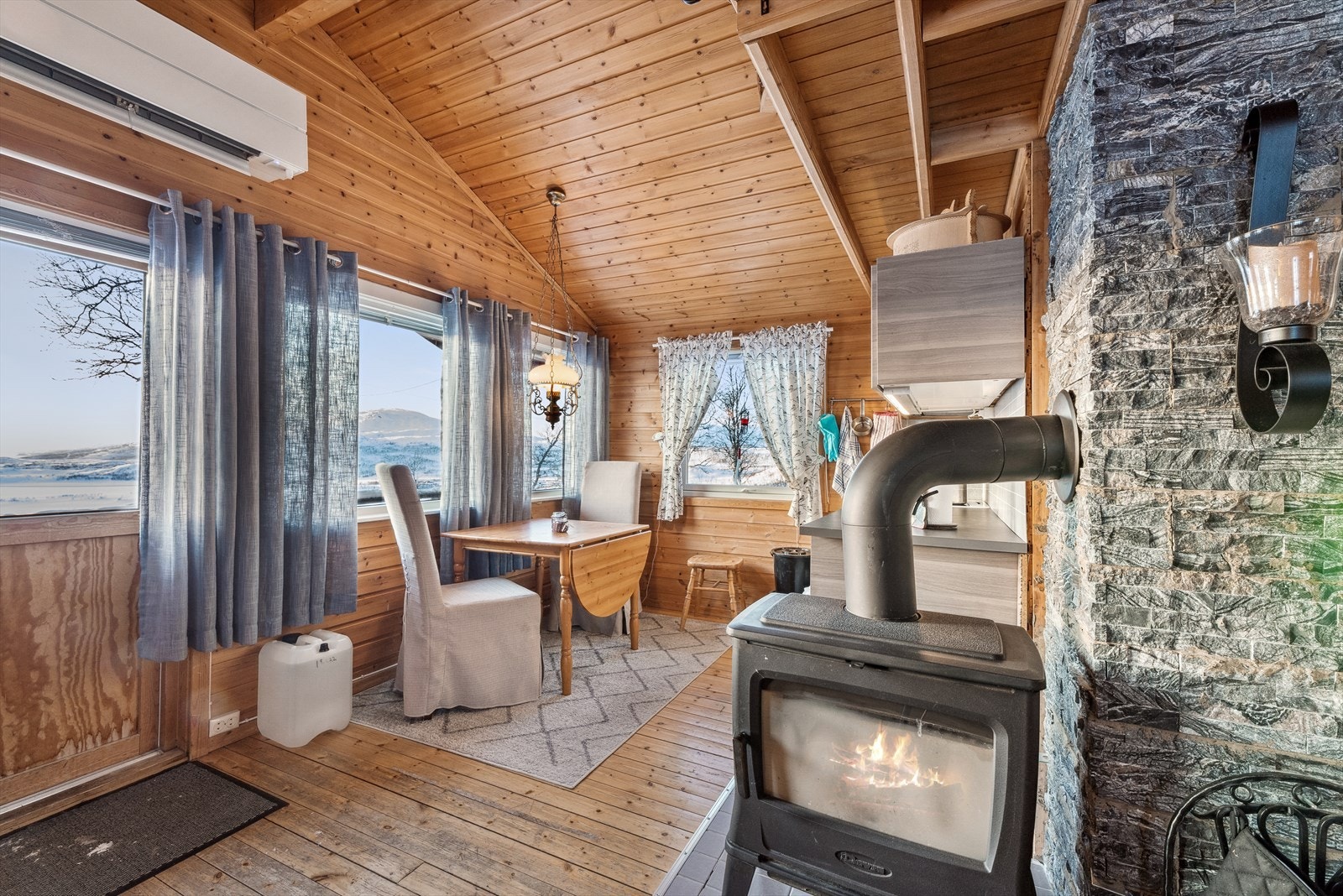 Med både varmepume og vedovn varmer du enkelt opp rommet, selv på de kaldeste vinterdager Galleribilde