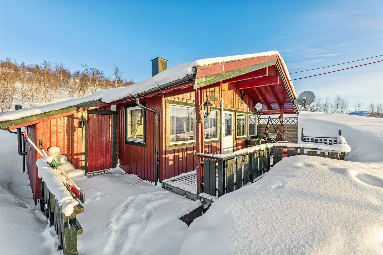 Hytten er opprinnelig fra ca. 1990 og ble utbygget med nytt inngangsparti i 2020 Galleribilde