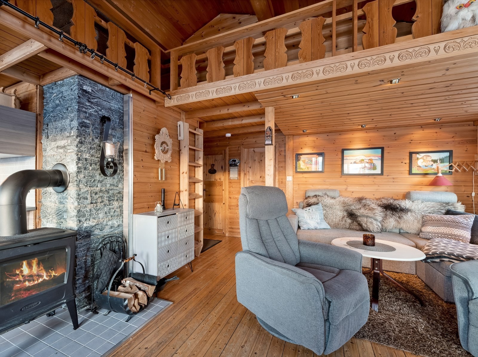 Stuen er romslig og har en møbleringsvennlig utforming Galleribilde