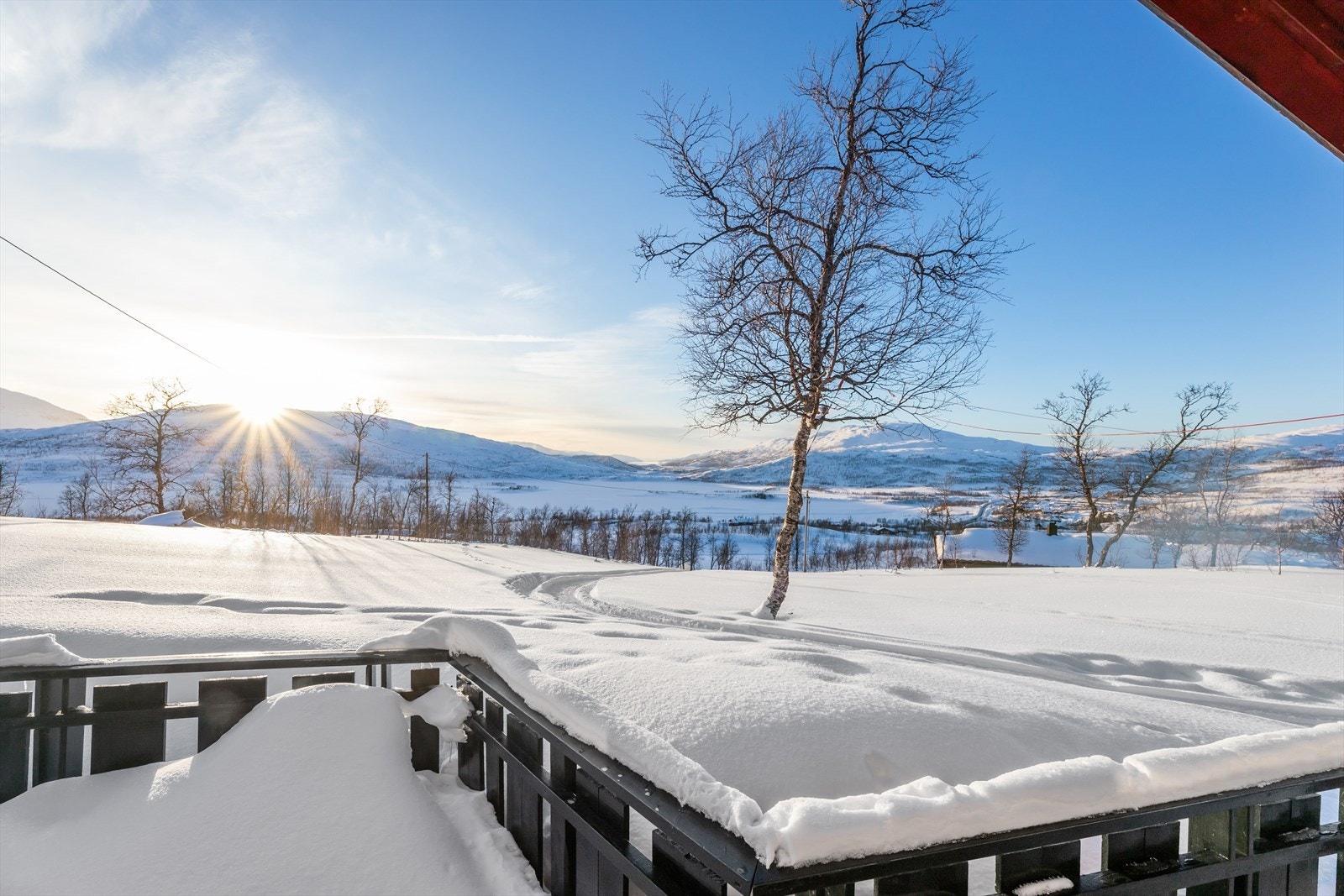 Området rundt sjøen er mye brukt som rekreasjon -og friluftsområder med sine mange stier og fjelltopper Galleribilde