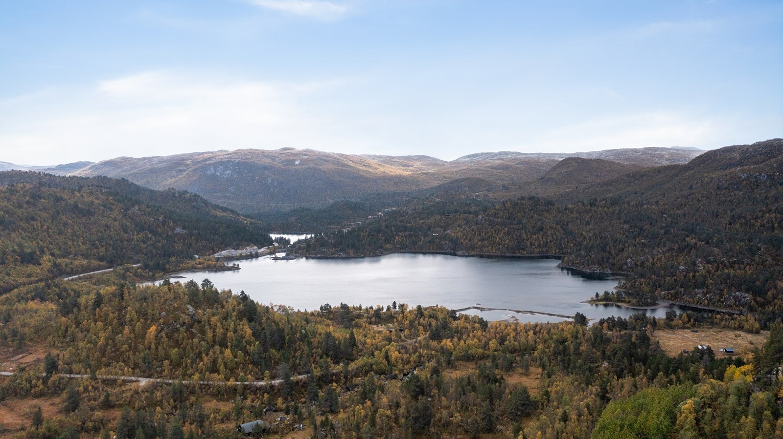 Fra eiendommen og hyttefeltet er det fin utsikt Galleribilde