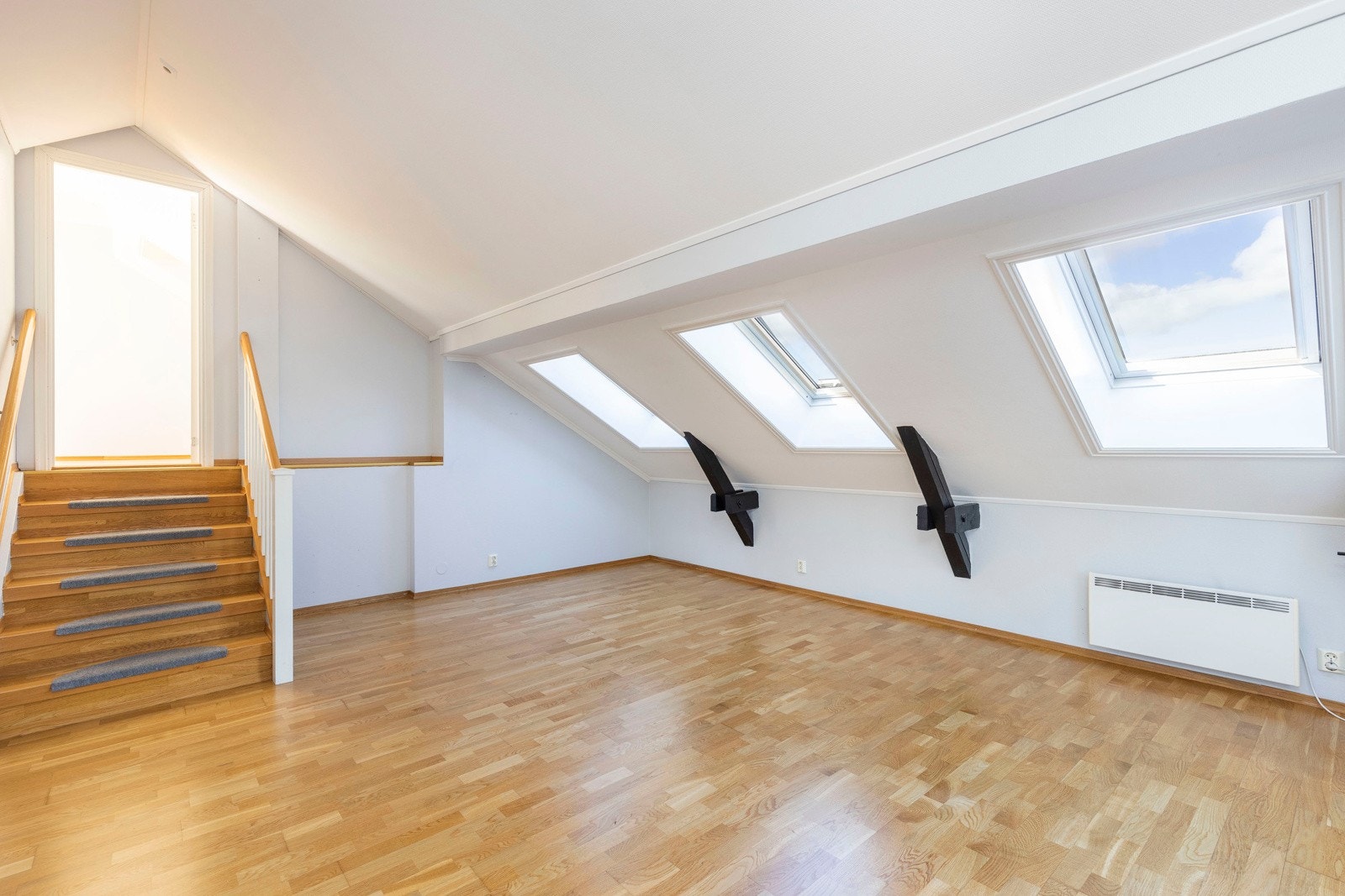 Fra tidligere er dette brukt som hovedstue, den byr på moderne rustikk i form av bjelker. Galleribilde