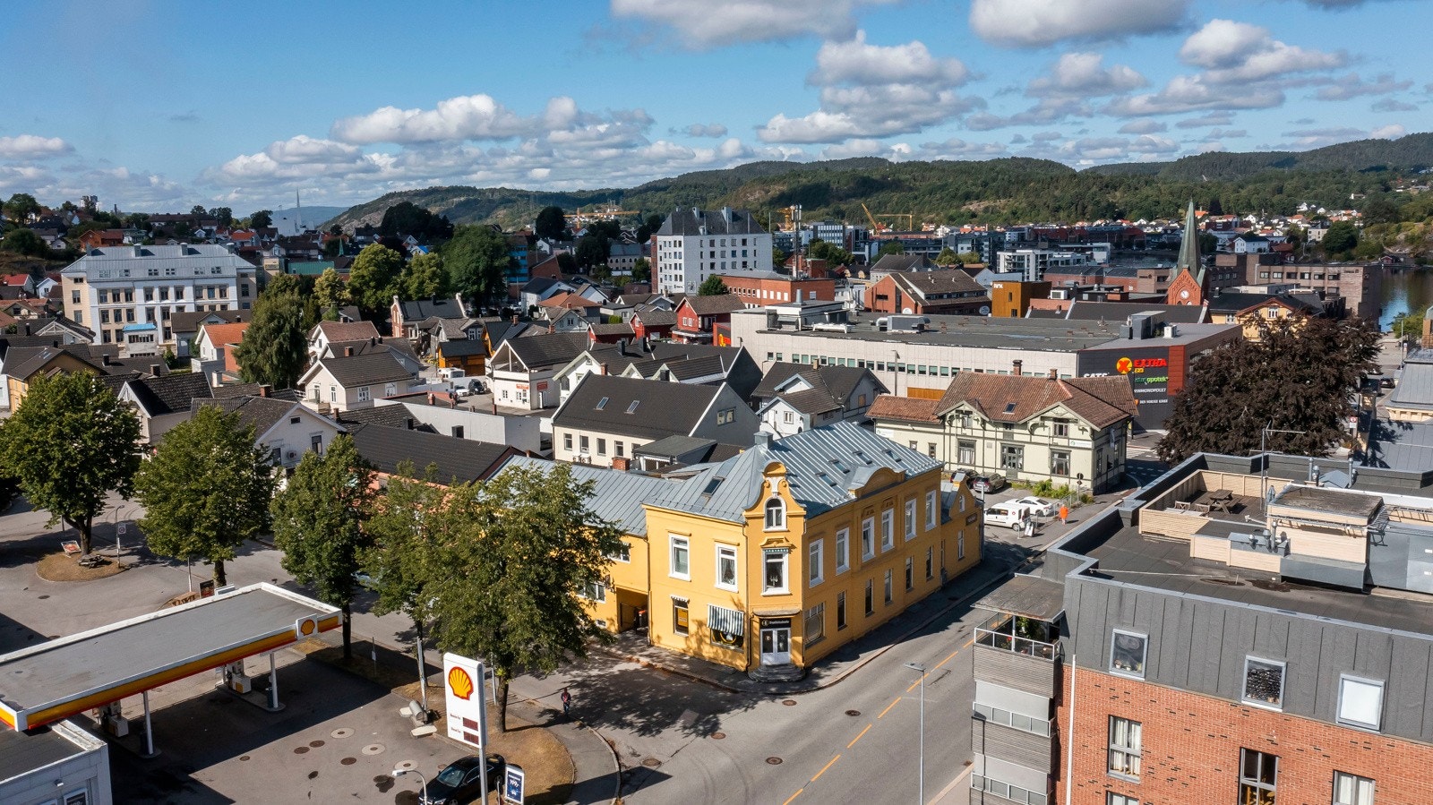 I umiddelbar nærhet har du Coop Xtra, Shell bensinstasjon og direkte tilknytning til hovedveien Galleribilde
