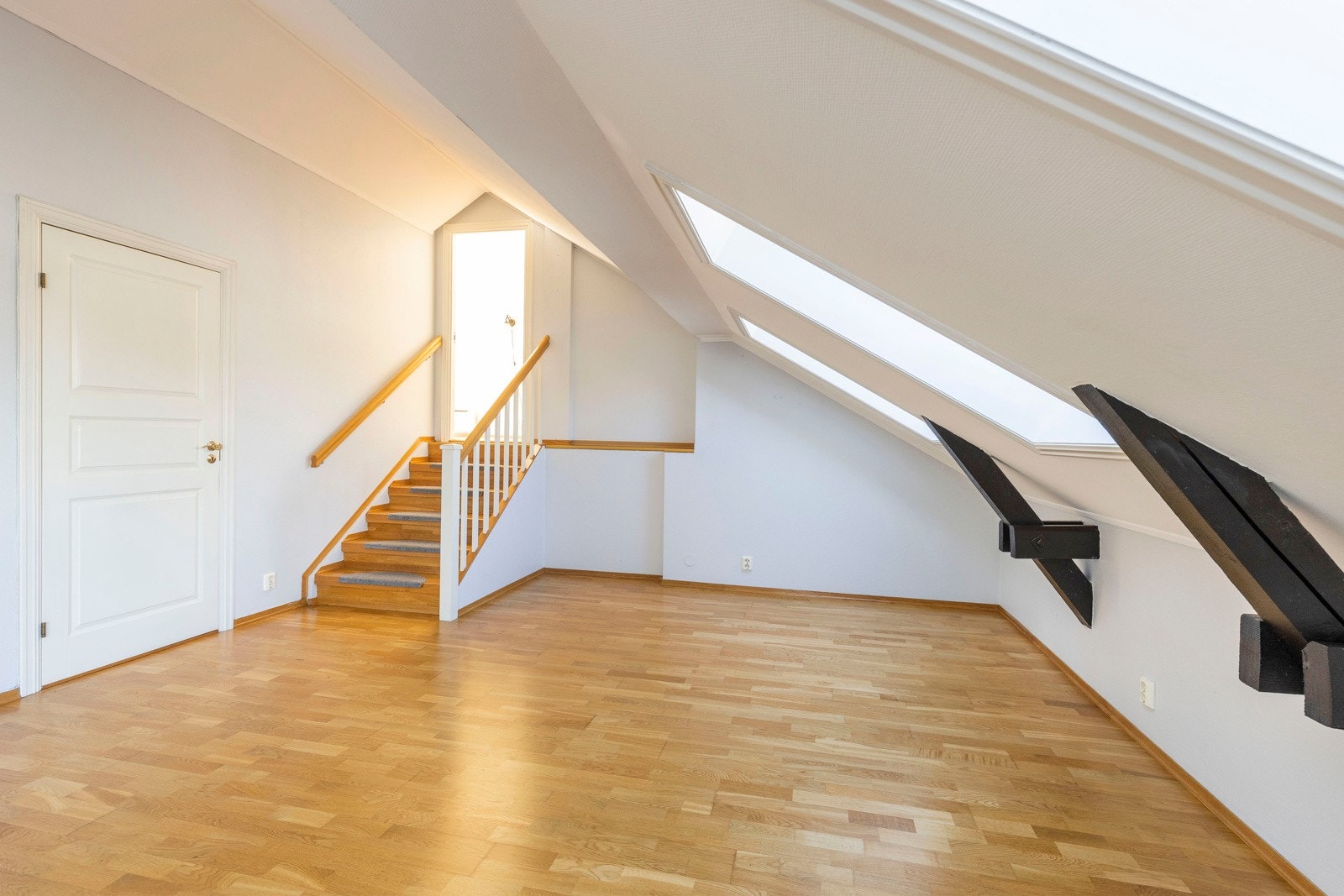 I hovedstuen er det god plass til å innrede med enten sofagrupper eller som spisestue. Galleribilde