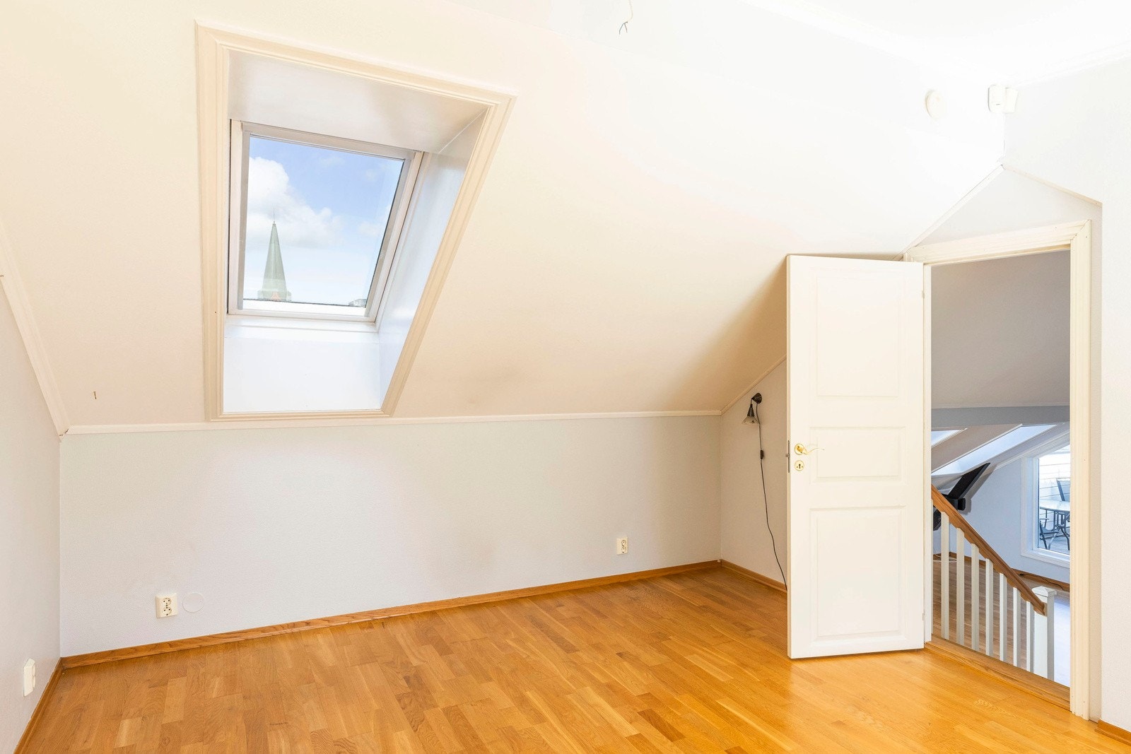 Fra stuen kommer du til stue/kjøkkenområdet. Galleribilde