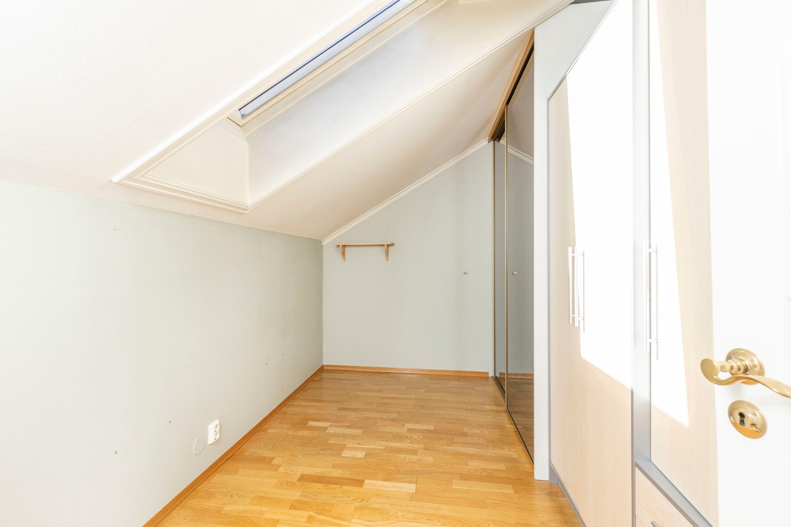 Soverom 1 har tilknytning til entrè og mye skapplass. Galleribilde