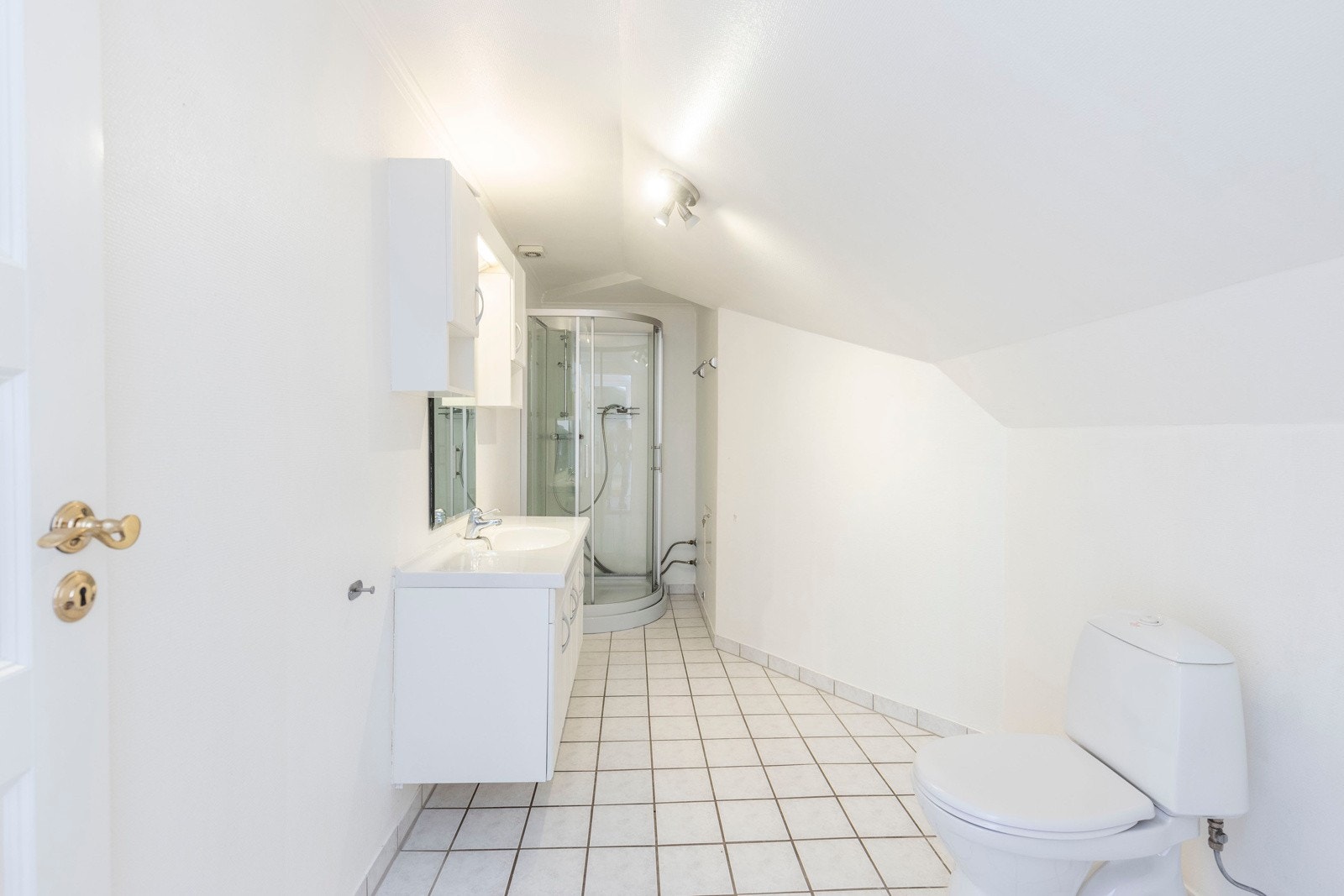 Badet har god plass og det er tilrettelagt for vaskemaskin. Galleribilde