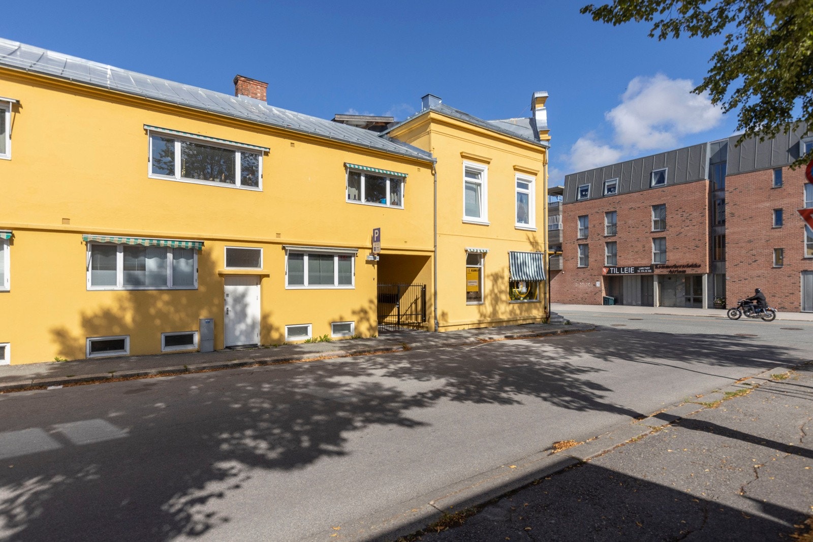 Adkomsten er fra kommunal gangvei gjennom en port. Galleribilde