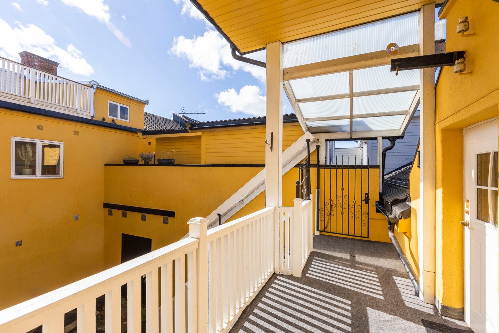 Adkomst til leiligheten er via en trapp med port-dør i toppen. Galleribilde
