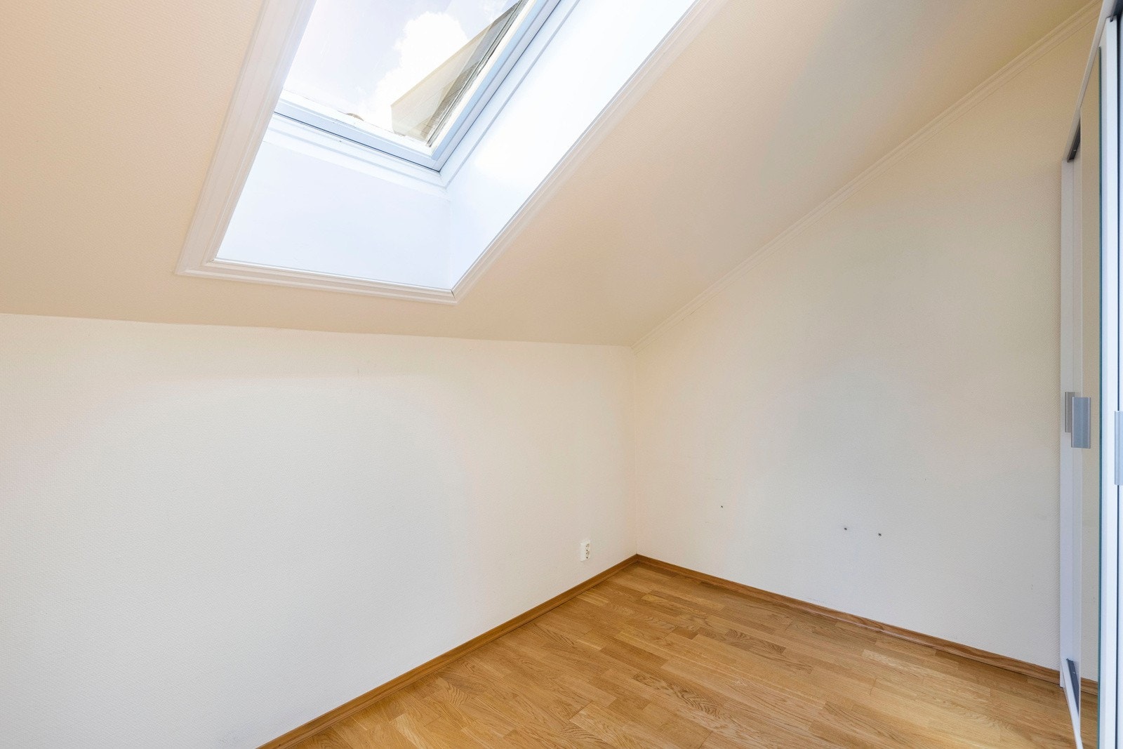 Fra stuen får du tilgang til soverom 2 som har god plass til både nattbord og seng. Galleribilde