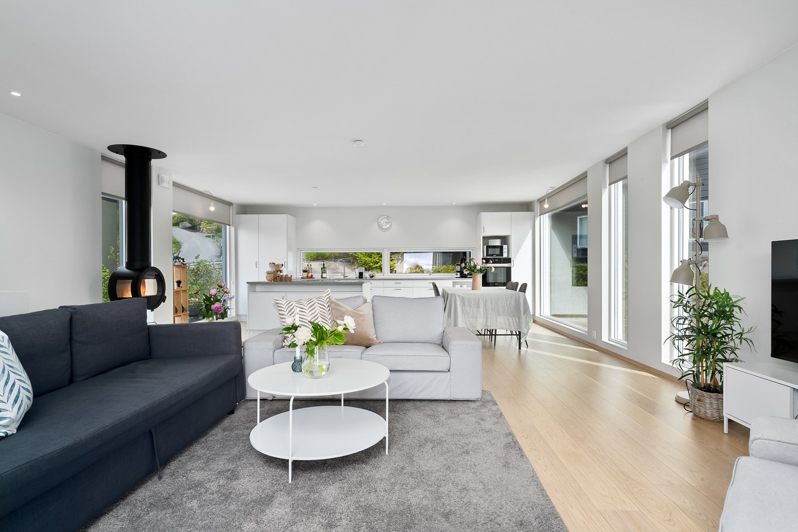 Åpen løsning og store vinduer i alle retninger Galleribilde