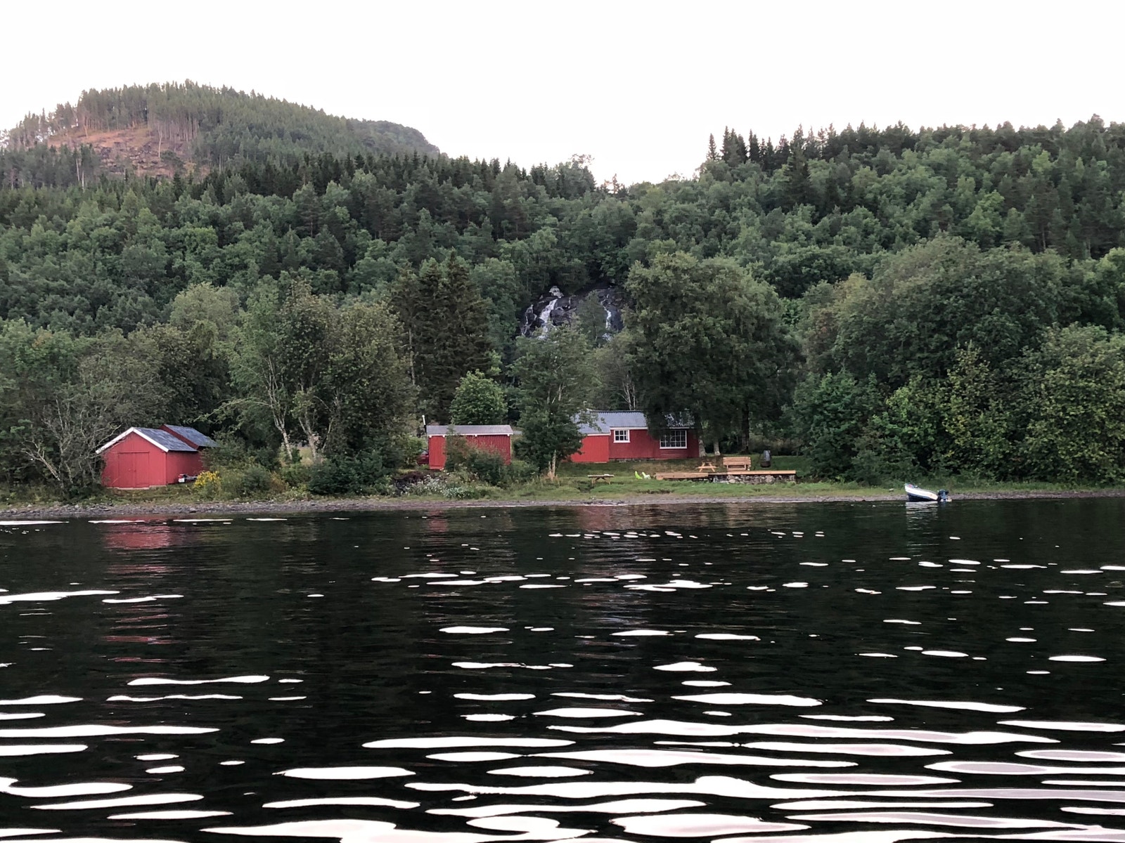 Bildet viser hvordan tomten er bebygget i dag. Siden bildet er tatt er det tatt ned mer skog. Galleribilde