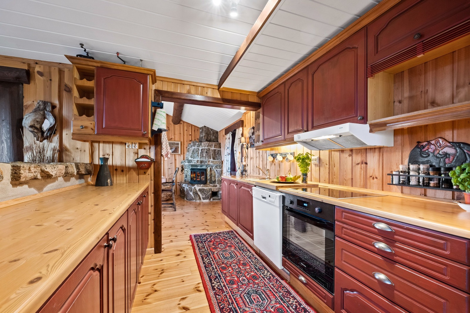 Hyggelig kjøkken med åpen løsning mot stuen. Galleribilde