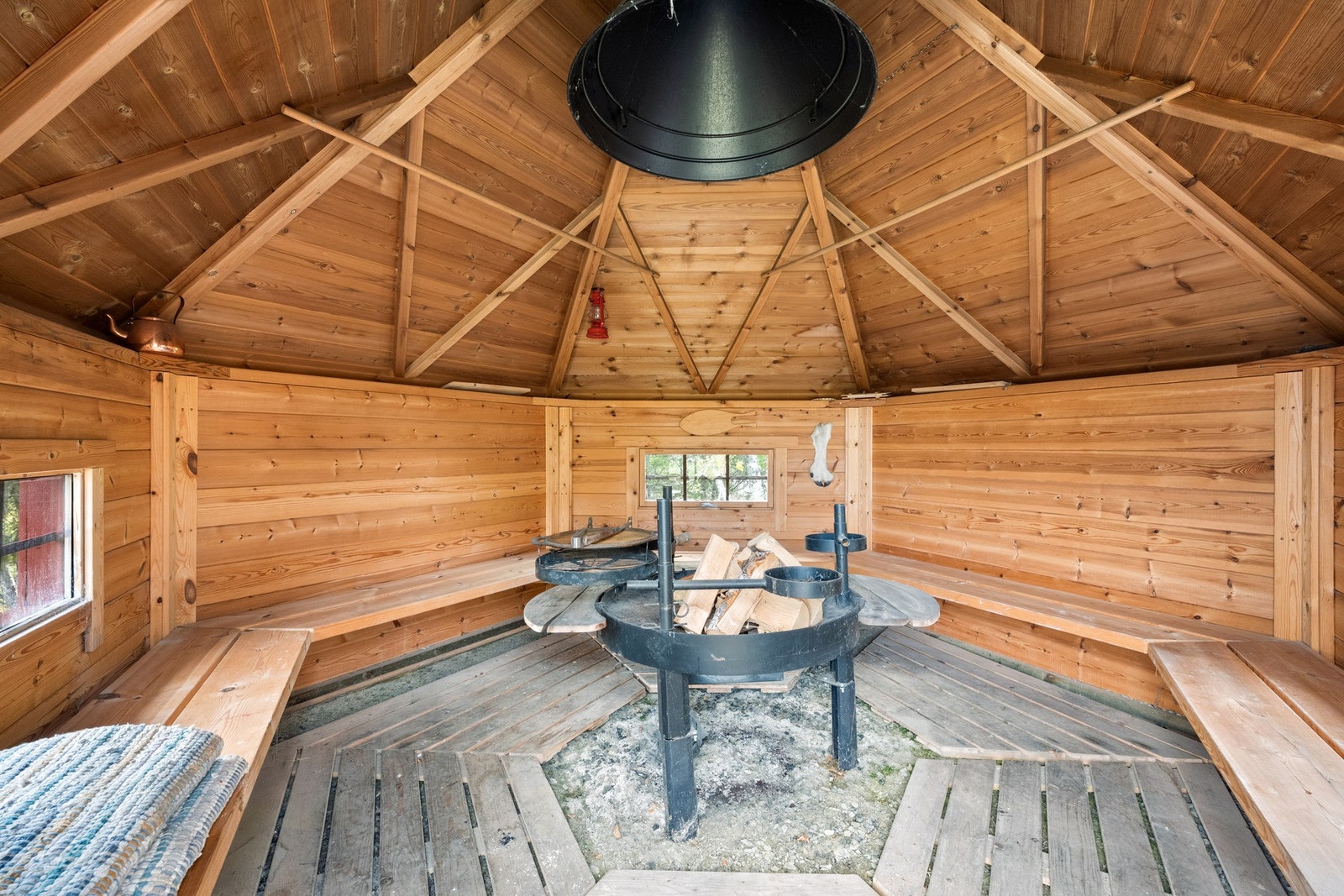 Hyggelig grillhytte - den gode samtalen går lett rundt bålet. Galleribilde