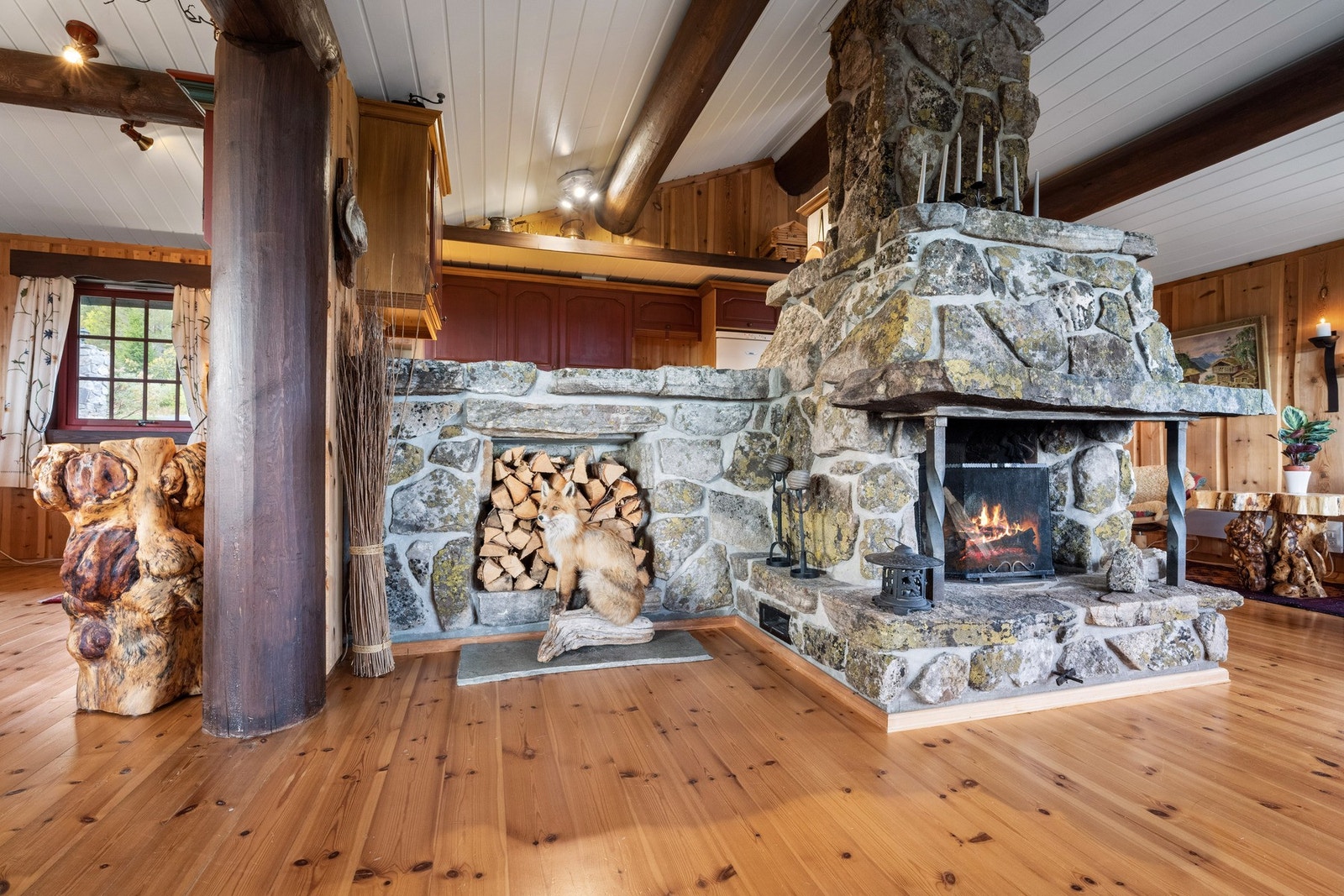 Det er to flotte peiser i stuene, bygget med lokal stein fra Gråfjell. Galleribilde