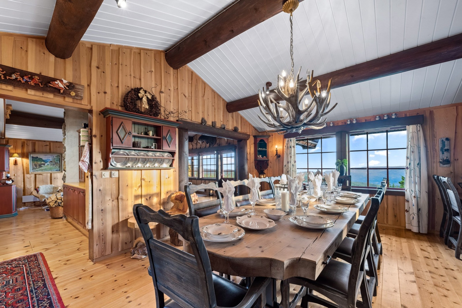 Spisestue i tilknytning til kjøkkenet, med flott utsikt mot fjellheimen. Her kan du invitere til "dinner with a view". Galleribilde